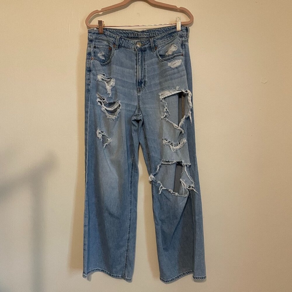 American Eagle Outfitters | Light Wash Ripped Skater Jean 12 Short